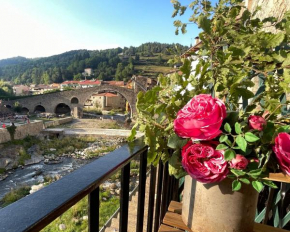 Apartamento colgante al río con vistas al puente